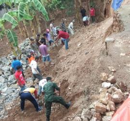 TALUD LONGSOR ANCAM RUMAH WARGA